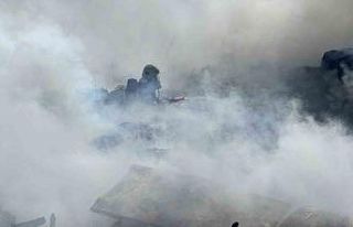 Sivas’ta atık malzemeler alev aldı, dumanı gökyüzünü...