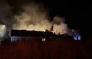 Sivas’ta çıkan yangında alevler geceyi aydınlattı