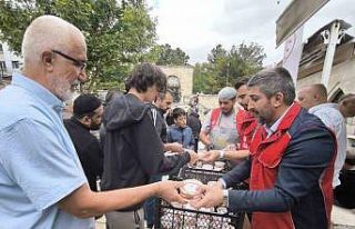 Sivas’ta cuma namazı çıkışı aşure ikramı