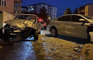 Sivas’ta iki otomobil çarpıştı: 6 kişi yaralandı