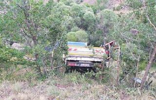 Sivas’ta kamyonet şarampole uçtu: 3 kişi yaralandı