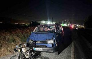 Söke’de minibüs motosiklete çarptı: 3 yaralı