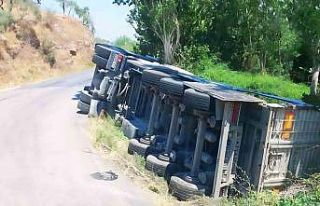 Söke’de tır şarampole devrildi