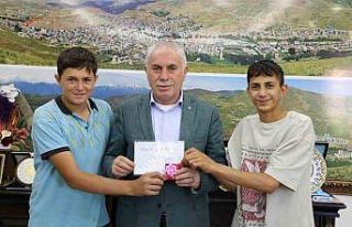 Şölen balonunu bulan gençlere ilk ikramiyeler teslim...