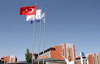 Spor tesislerindeki bayraklar yenilendi