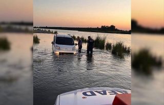 Suların yükseldiğini fark etmeyince ırmakta mahsur...