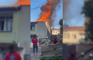 Sultanbeyli’de iki katlı binanın çatısı alevlere...