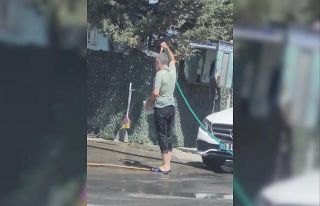 Sultangazi’de sıcaktan bunaldı: Hortumla hem kendini...
