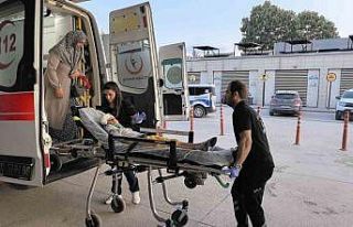 Sürgülü kapının altında kalan çocuk ağır...