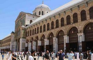 Suriyeliler Cuma namazını kılmak üzere tarihi...