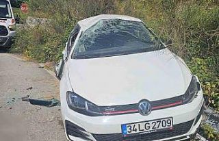 Taklalar atan otomobil uçuruma yuvarlanmaktan son...