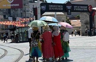Taksim’de sıcak hava bunalttı; kimisi şemsiyle...