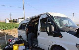 Tarım işçilerini taşıyan minibüs takla attı:...