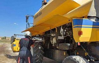 Tarlada çalışan biçerdöverde korkutan yangın