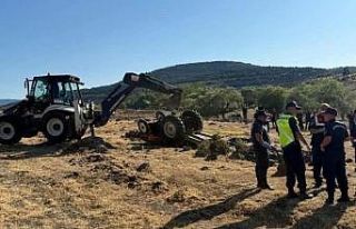 Tarlada devrilen traktörün altında kalan çift...