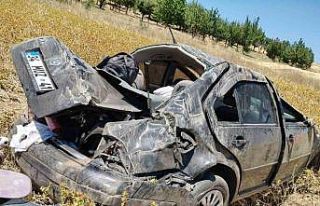 Tarlaya devrilen otomobildeki 3 kişi yaralandı