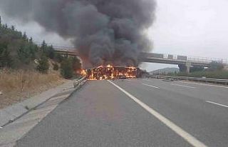 Tarsus’ta kaza yapan elyaf yüklü tır alev alev...