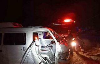 Tek taraflı kazada yolcu araçta sıkıştı