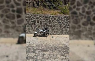 Tekeri patlayan motosiklet metrelerce sürüklendi