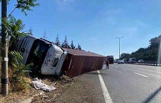 TEM otoyolunda tır devrildi, sürücü hafif yaralandı