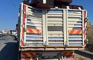 TEM’de yolcu otobüsü kamyona çarptı: 1’i ağır...