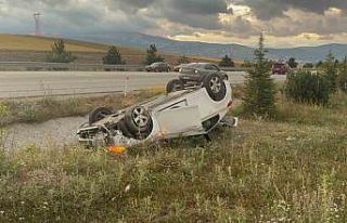 Ters dönen otomobilden sağ kurtuldular