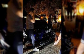 Ters yönden ilerleyen otomobil, kamyonetle çarpıştı...