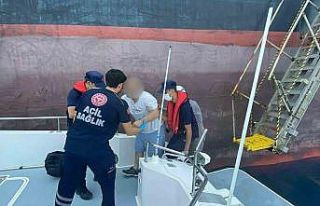 Ticari gemide rahatsızlanan vatandaşa tıbbi tahliye