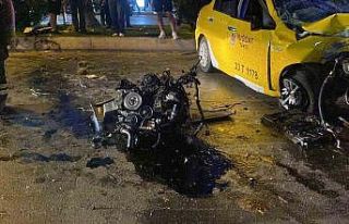 Ticari taksi refüje çarptı, motoru yerinden fırladı