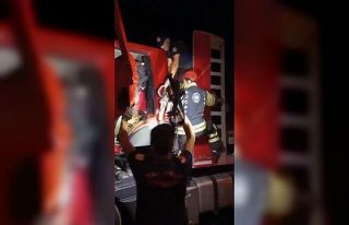 Tır, tıra arkadan çarptı: Sıkışan sürücüyü...