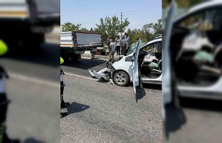 Tıra arkadan çarpan otomobilin sürücüsü ağır...