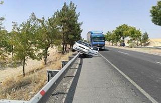 Tırın çarptığı otomobil demir bariyerin üzerine...