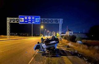 Tırın sıkıştırdığı otomobil takla attı:...