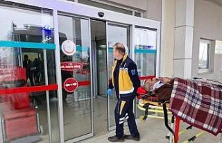 Tırpanla ot biçerken parmağını kopardı