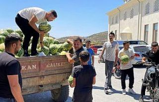 Tonlarca karpuzu satın alarak ücretsiz dağıttı