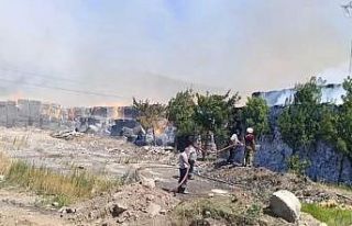 Torbalı’da kağıt fabrikasındaki yangına müdahale...