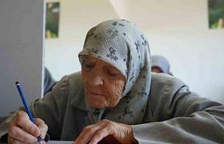 Torun sahibi ninelerin okumayı öğrenme azimleri...