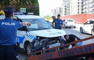 Trafik kazası ihbarına giden polis aracı ile otomobil...
