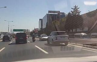 Trafikte ters yönde geri geri giden araç kamerada