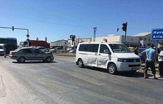 Tur aracı ile otomobil çarpıştı: 2 çocuk yaralandı