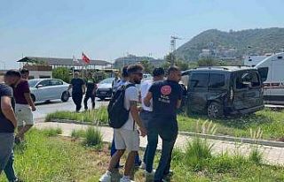 Tur minibüsü ile hafif ticari araç çarpıştı:...