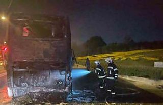 Tur otobüsü alevlerin içerisinde kaldı