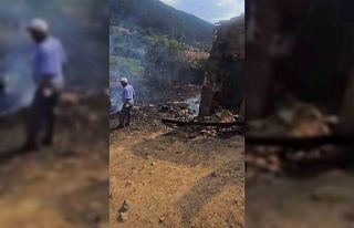 Tutuşan saman balyaları ile büyüyen alevlere itfaiye...