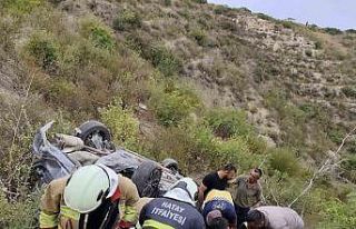 Uçuruma yuvarlanarak ters dönen otomobildeki 4 kişi...