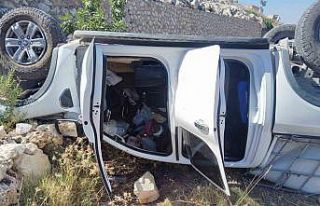 Uçurumdan yuvarlanan pikabın sürücüsü yaralandı