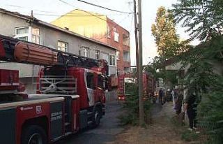 Ümraniye’de 3 katlı binanın çatısında korkutan...