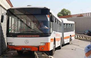 Üniversiteye giden belediye otobüsü bariyerlere...