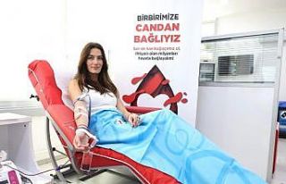 Ünlü isimler Kızılay’a kan verdi, Türkiye’ye...