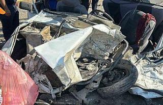 Uşak’ta otomobil kamyonla çarpıştı: Baba ve...