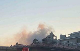 Üsküdar’da 3 katlı binanın çatısı alev alev...